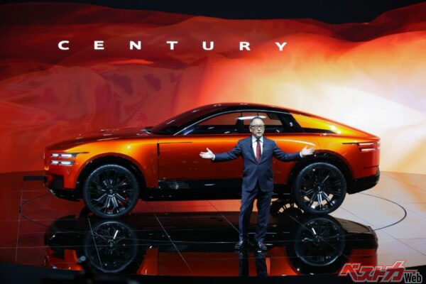 さまざまなメーカーがコンセプトカーを展示。本記事担当者が見た中で一番お客さんを集めていたのはやはり「センチュリー」ブースだった