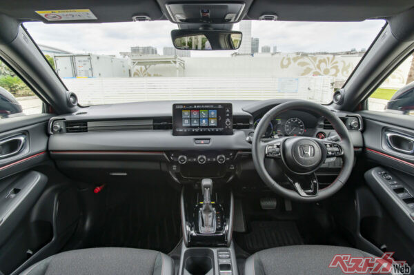 ブラックを基調に赤のアクセントをあしらったインテリア