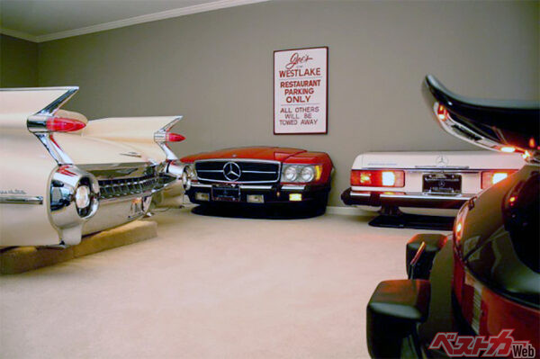 写真右の911（930型）のリア部分から液晶デジタルテレビが電動でせり上がってくる