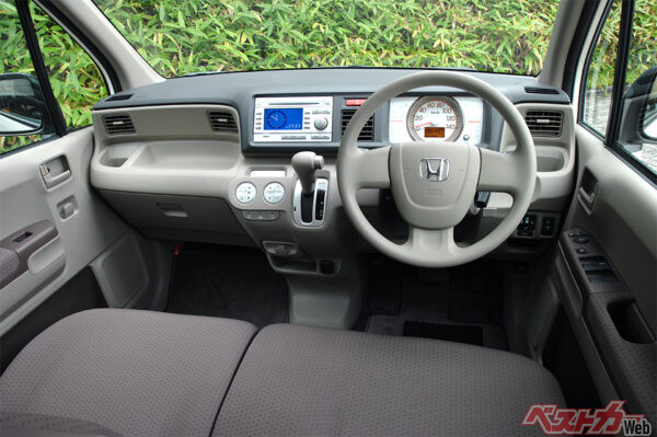 現行型（当時）ライフのインパネ。ここに使われていたモニターがソニーのPSPだったとは!?