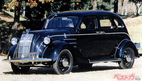 1936年に完成したトヨダAA型乗用車。当時の高級官僚の初任給は75円ほどだったが、同車は3685円もした