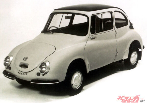 スバル360。日本初の大衆車と呼ばれる。大人4人乗車可能！ 今見てもかわいい