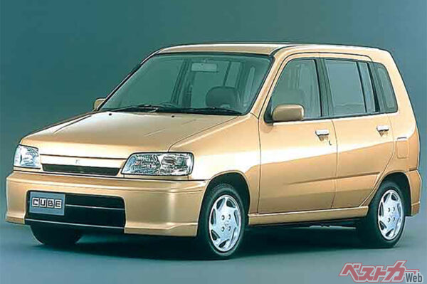 こちらが1998年誕生の初代キューブ。お世辞にも華やかとは言えなかった