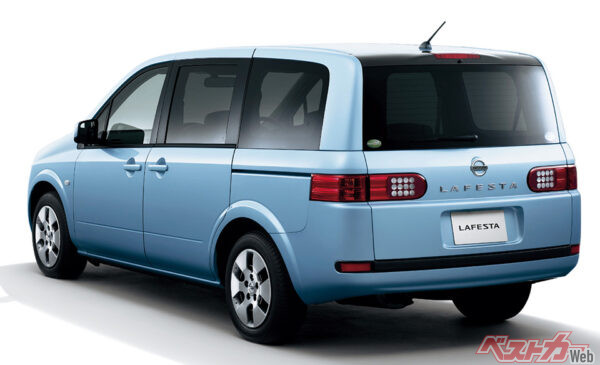 日産 ラフェスタ。このリアの四角さは孤高の雰囲気が漂っていたけどね……