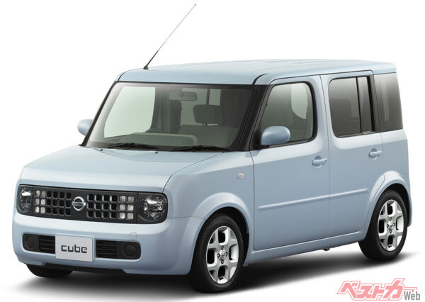 日産 キューブ。2002年誕生の2代目は大変身を遂げた。四角いなかに丸みもあり、左右非対称の個性的デザインも斬新。大ヒットとなった
