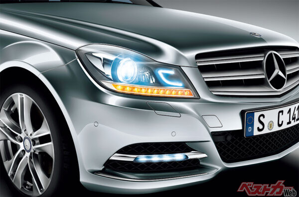 華やかに発光するベンツのLEDウインカー。デザインの自由度が高いことから欧州プレミアムカーの搭載が先行している