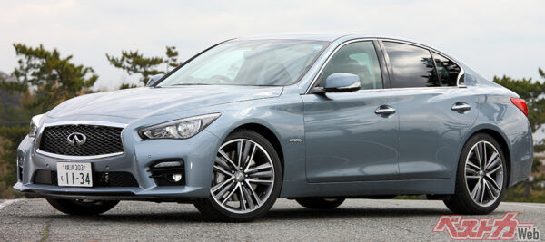 昨年(2013年)登場した新型車からLEDウインカー装着を進めている日産。スカイラインのウインカーも輝く