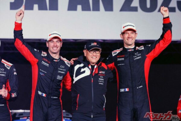 優勝したセバスチャン・オジエ選手（右）とコ・ドライバーのヴァンサン・ランデ選手（左）を称える豊田章男会長