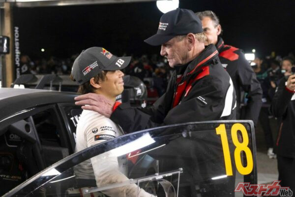 クラッシュで優勝の望みを絶たれた勝田貴元選手を抱きしめるユハ・カンクネン代表代行