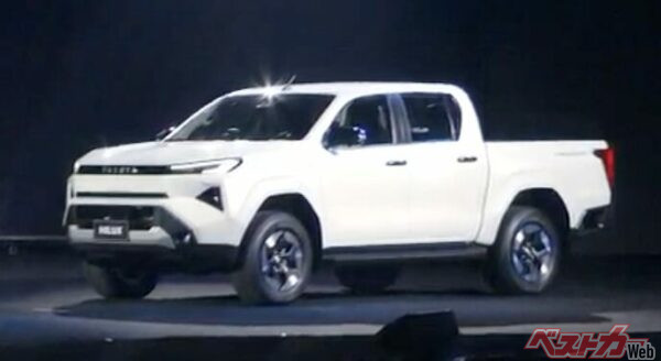 こちらが壇上に置かれたBEVハイラックス