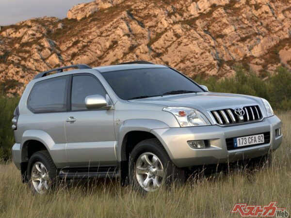 ランクルプラドには3ドアが用意されていた。基本的に2人以上は乗せないというならピッタリの1台だ