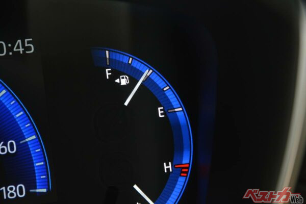 寒い冬場はエンジンの水温を積極的に上げるためエンジンの稼働時間が増え燃費が落ちる(和久 澤田@Adobe Stock)