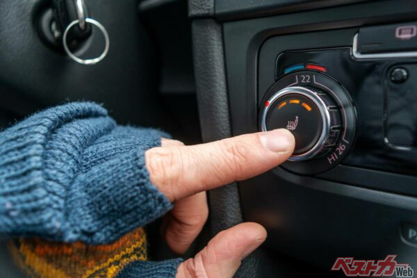 シートヒーターを使って体を温めることで無駄な暖気を減らし燃費向上も狙える(SOLDATOOFF@Adobe Stock)