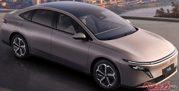 Vモーションのシグネチャーグリルや、一直線のLEDヘッドライト、デイタイムランニングライトを装着した新型N6。N7にも似たデザインだ
