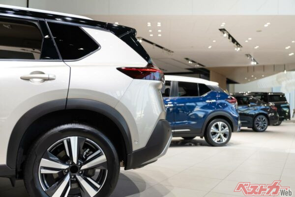 ディーラーはノルマ達成のために顧客が見つかっていなくても新車をオーダーし未使用車として在庫しておくケースがある（あんみつ姫@Adobe Stock）