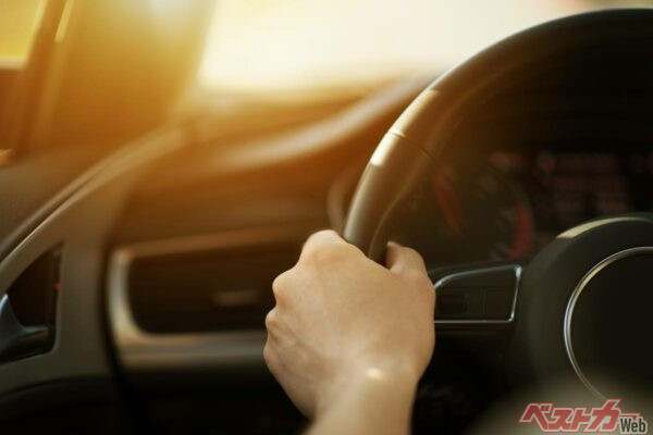 ステアリングは切り込んで戻すが鉄則。切って戻して切って戻して……を繰り返してはスムーズな運転と呼べない(Tomasz Zajda@Adobe Stock)