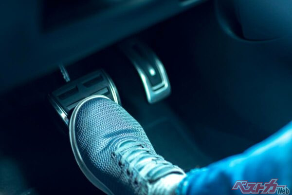 車速が0キロのなるタイミングでブレーキをスッと抜けると同乗者に不快感なくクルマを止めることができる(Imaging L@Adobe Stock)
