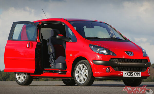 プジョー1007…プジョーとして初めて4ケタの数字を採用。両側に電動スライドドアを採用し、インテリアトリムが工具なしで着せ替え可能な「カメレオ」など様々な新コンセプトを提案したモデル。期待ほど販売は伸びず、2006年からわずか3年足らずで日本での販売を終えた