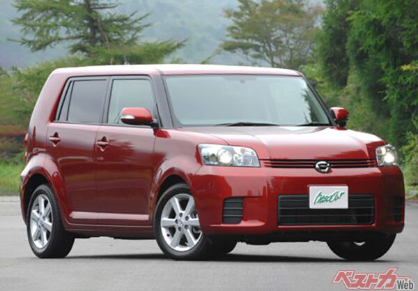 トヨタ カローラルミオン。上の2台は無骨なオフロードテイストを盛り込もうとしていたが……。ルミオンはターゲットがいまひとつ見えない感じ