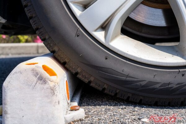 パーキングブレーキは、Pレンジより先に。駐車の際はクルマ止めから少し離して（PHOTO：Adobe Stock_Haru Works）