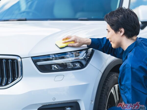 洗車の効能は意外と大きい。汚れはため込まず、汚れたら洗うを習慣にしよう（PHOTO：Adobe Stock_metamorworks）