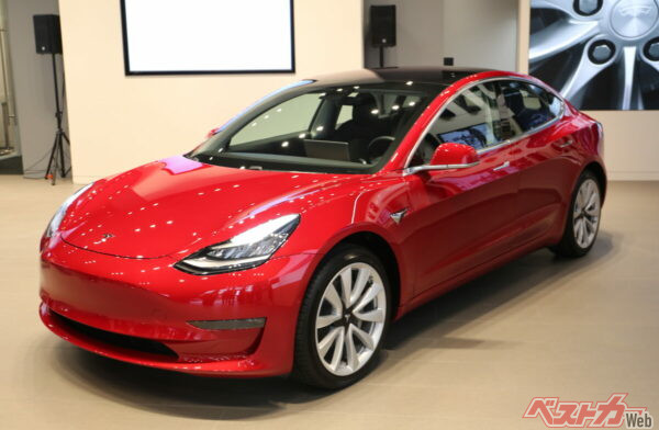 モデル3の場合、前面・背面・左右両側にカメラがある。このカメラがAutopilotを支える