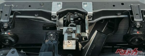 ボンネットロックの取り付け図。物理面での対策があるのは安心感も大きい