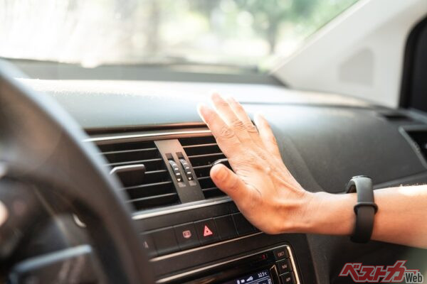 冷え込んだ冬の朝は車内が暖まるまで時間がかかる（JUAN＠Adobe Stock）