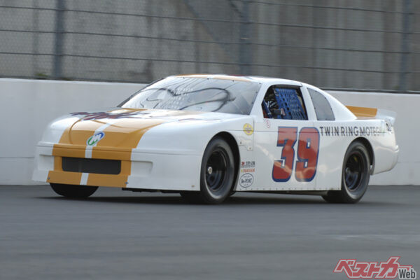 20世紀のNASCARマシンは灯火類もドアもない無骨なマシン。NASCARは「ポスター」のアクセントで読んでいただきたい