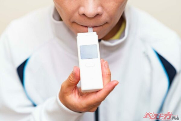 仕事でクルマを使用する事業所では、規模によってアルコールチェックが義務化されている。一般のドライバーでも飲酒後のアルコールが抜けているか心配な時は、測定器を利用するのも手だ。過信は禁物（show999＠AdobeStock）