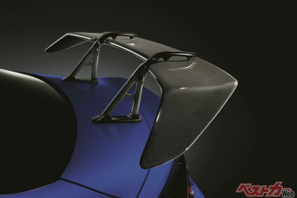 TYPE RA with Rear Spoilerには、軽量かつ確かなダウンフォースを獲得することが実証されているリアスポイラーを搭載。ドライカーボン製ということで、所有する喜びも高まる