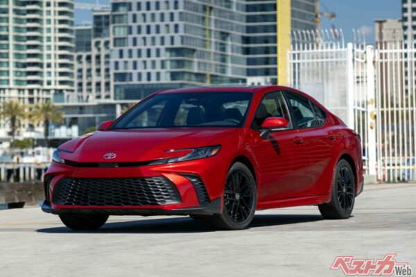 実はファンも多いカムリ。北米カムリもクラウン・プリウス顔に