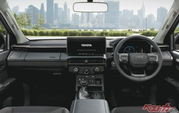 シングルキャブのコクピット。ディスプレイの大きさ、ダイヤル式の空調スイッチなどが異なる