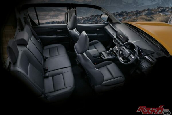 新型ハイラックスダブルキャブオーバーランド仕様のインテリア