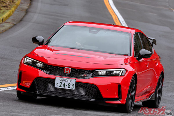 ホンダ シビックタイプR。タイプRはエンジン、ハンドリングともレベル違いの仕上げ