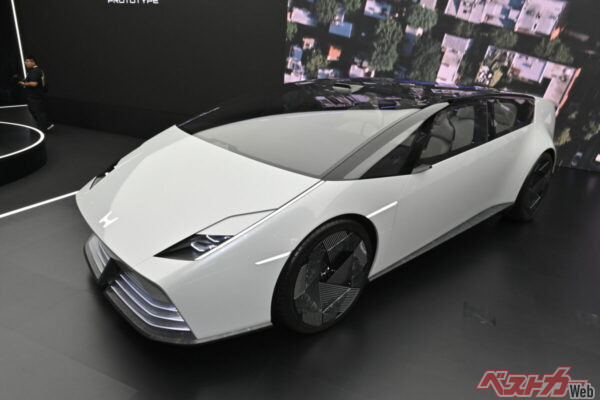 ホンダ 0 サルーン。低床で全高を低く抑えたプロポーションが独創的なホンダゼロ・サルーンは、シリーズのフラッグシップ