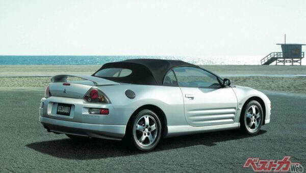 なだらかに隆起するトランクラインに溶け込むリアスポイラーは、空力性能を高めるだけでなく、スポーティな印象を際立たせる造形上のアクセントにもなっている