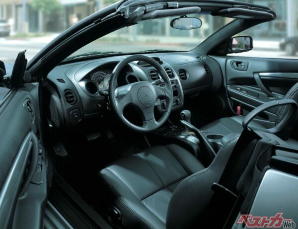 キャビンはブラックを基調とした本革仕様で統一され、シックで落ち着いた雰囲気を漂わせる。操作系はドライバーの自然な動きに合わせて配置されており、視線の移動も最小限。機能性重視の設計となっている