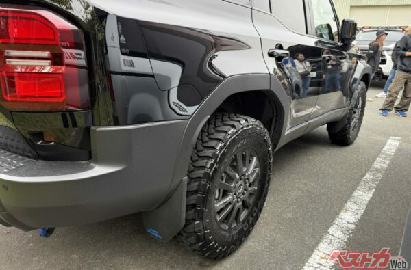 こちらがランクル250の希少グレードGX。注目は右側だけ外してあるサイドステップで、これだけでリフトアップしているように見えるのが不思議。ちなみに左側はご家族のためステップあり