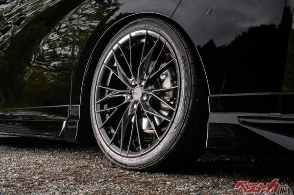 生み出される陰影によってギラギラしているだけでなく高級感も醸し出す