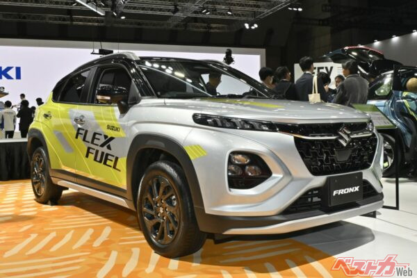 スズキ フロンクスFFVコンセプト。人気のフロンクスがFFV（フレックス燃料車）に変身。このほか船外機、2輪のGIXXER SF250のFFVも出展された