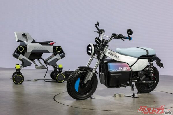 スズキ eバンバン(手前)。車両区分は原付二種となる