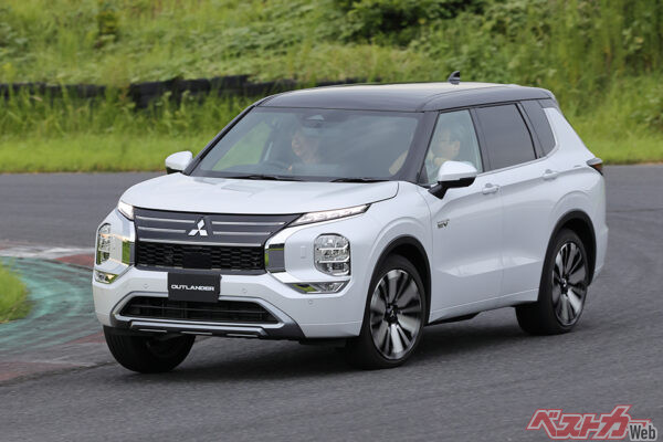 三菱 アウトランダーPHEV。2024年に改良が行われ、駆動用バッテリーの更新で航続距離が伸長