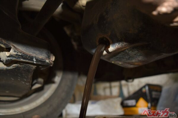 エンジンオイルは走っていなくても長期間置きっぱなしでも劣化する。（eleonimages＠Adobe Stock）