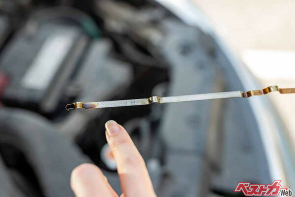 日頃からエンジンオイルの量、汚れをチェックしていますか？（Piotr@Adobe Stock）