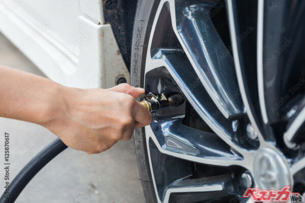 月に一度は空気圧チェックを行いたい（powerbeephoto＠Adobe Stock）