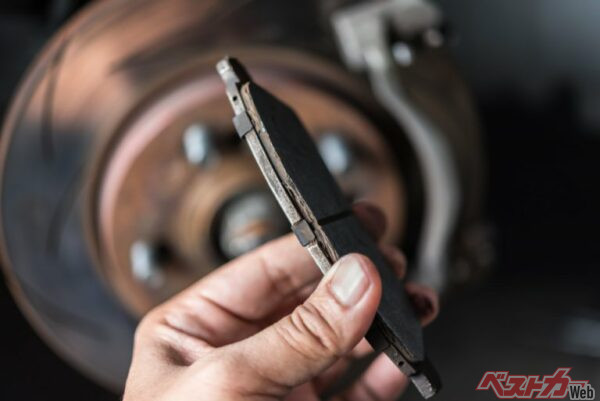 クルマから「キーキー」と音が鳴れば、ブレーキパッドの交換時期が近づいた証拠（Pongmoji@Adobe Stock）