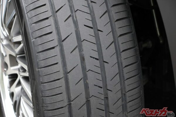 4本のストレートグルーブに加え、リブにはしっかりとサイプが入り、雨天での排水性も高そうだ