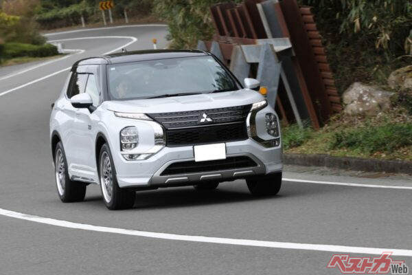 アウトランダーPHEVの大きなボディをしっかりと受け止め、コーナリングのレスポンスもいい