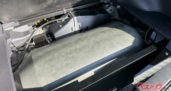 ラゲッジアンダーボックスがある位置にリアタンクが。これにより嵩上げされるものの、上がった分は既売のディーラーオプション「ラゲージアクティブボックス」でカバー!!